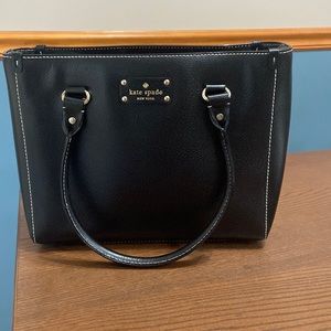 I’m selling Kate Spade handbag. Never used.